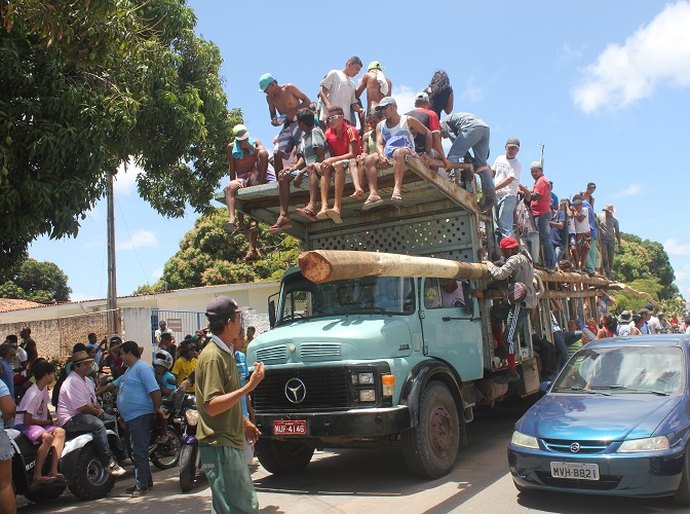 Coruripe realiza a busca do mastro e se prepara para a festa da padroeira
