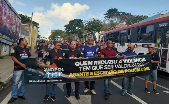Policiais civis em protesto no Centro de Maceió em março deste ano