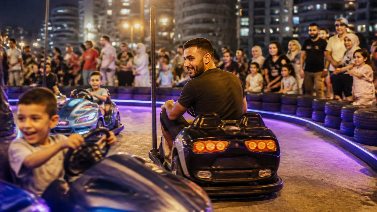 Estrada como parque de diversões: motorista em carrinho de bate-bate em Beirut viraliza nas redes