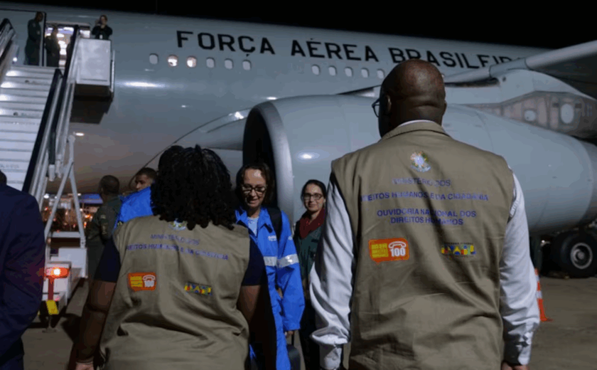 Mais de 100 brasileiros deportados dos EUA chegam ao país, declara governo