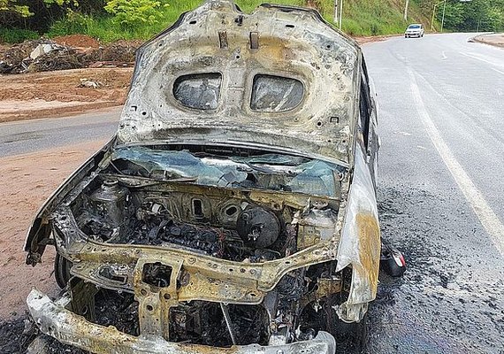 Carro pega fogo na Avenida Pierre Chalita