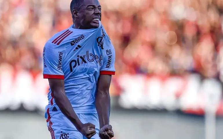 Fla marca no fim e vence Atlético-GO na estreia do Brasileirão