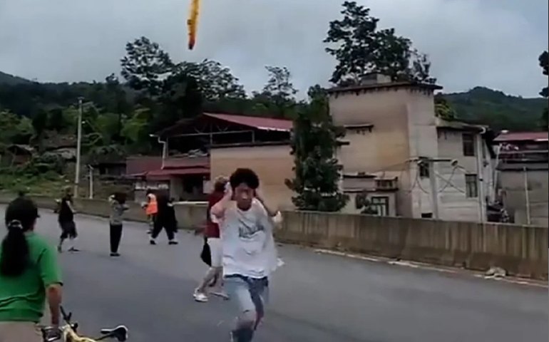 Destroços de foguete chinês caem sobre uma vila após lançamento em parceria com a França; vídeo