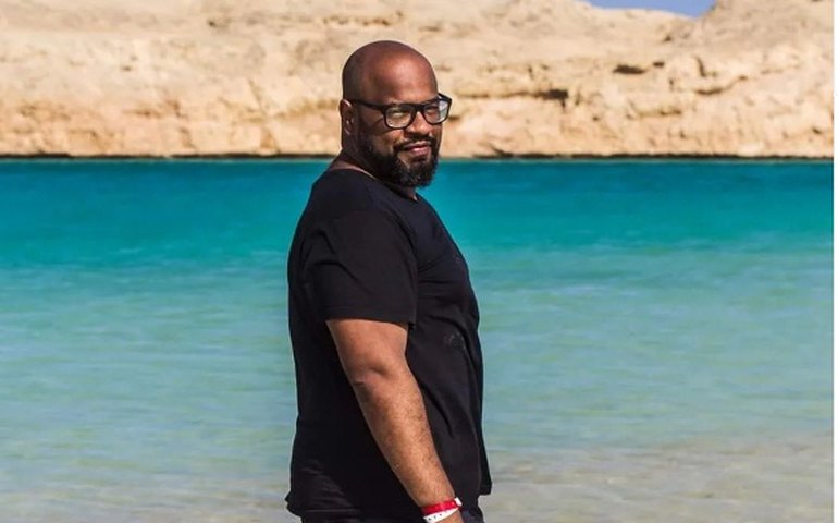 Ex-BBB André Gabeh faz vaquinha em rede social para financiamento de novo disco: 'Estou vendendo coisas'