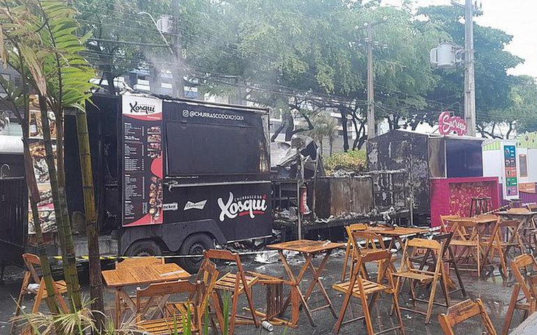 Incêndio destrói food truck e causa danos em outros dois no bairro da Jatiúca