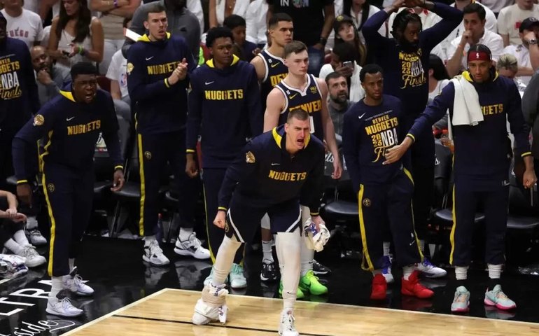Jokic é excluído, mas Nuggets vencem Heat fora e ficam a uma vitória do título da NBA