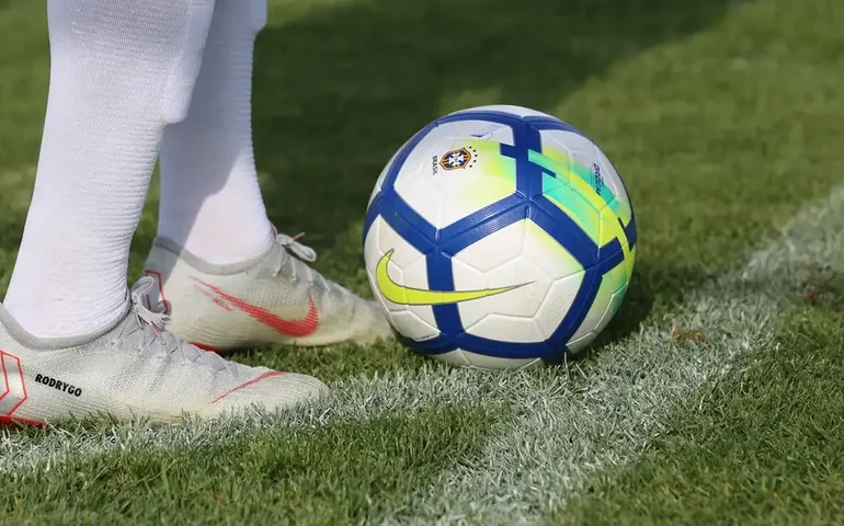 Gramado sintético aumenta risco de lesões no futebol? Veja o que diz estudo