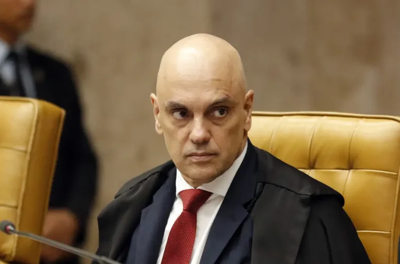 Alexandre de Moraes suspende visitas de Flávio a Bolsonaro na prisão domiciliar
