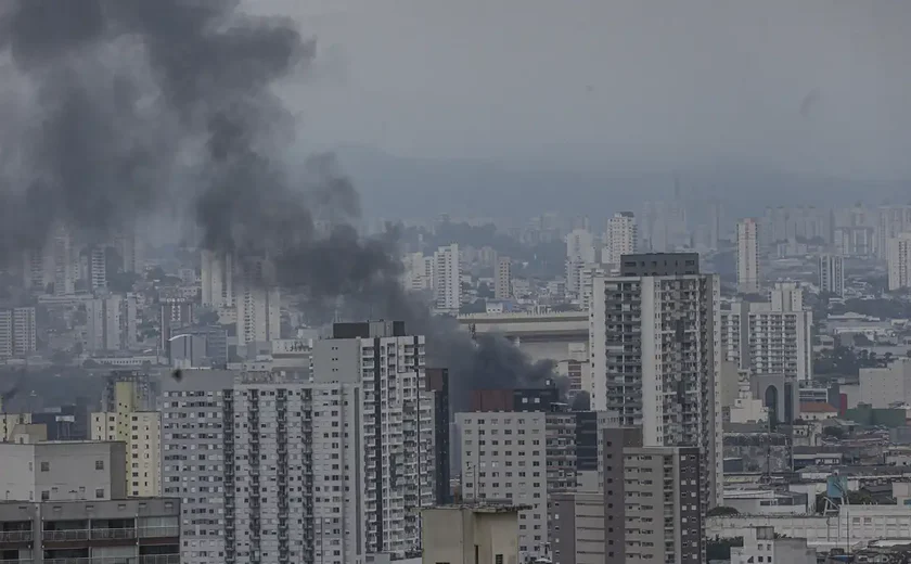 Incêndio atinge Shopping 25 de Março, em São Paulo