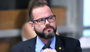 Fala de senador sobre caso envolvendo a atriz Cássia Kis gerou debate nas redes sociais. Foto: Reprodução/Internet.