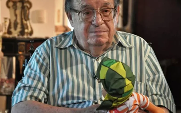 Florinda Meza visita túmulo de Roberto Bolaños no dia em que o ator completaria 96 anos