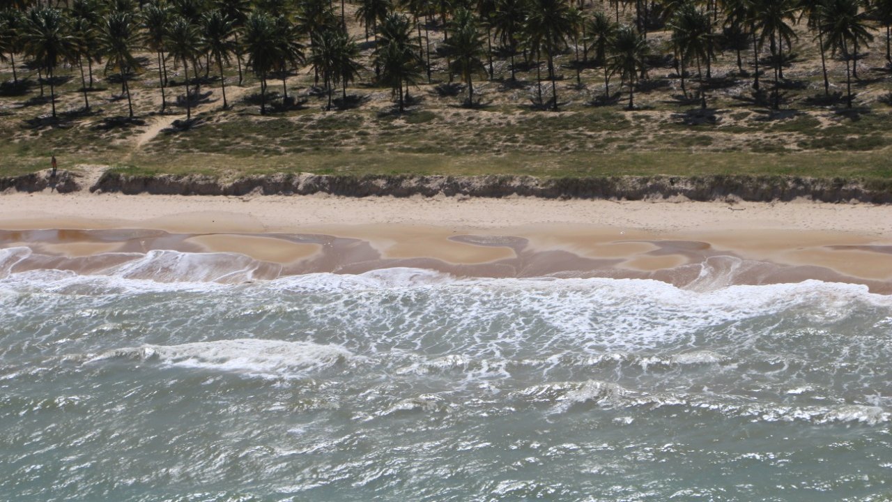 Mais de 65 mil pescadores afetados por manchas de óleo irão receber auxílio emergencial