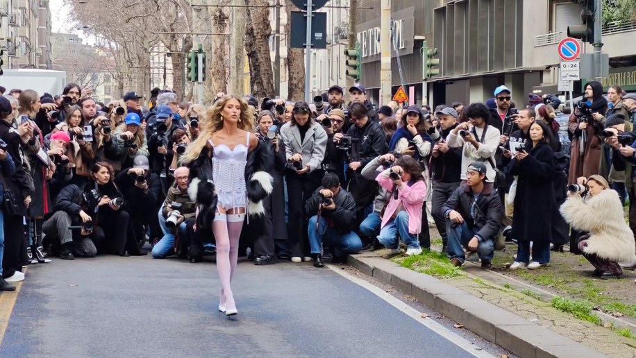 Passarela livre: A moda invade as ruas na Milão Fashion Week