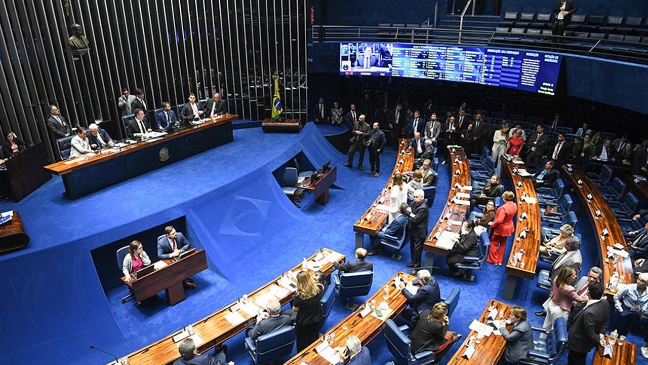 Alguém está mentindo