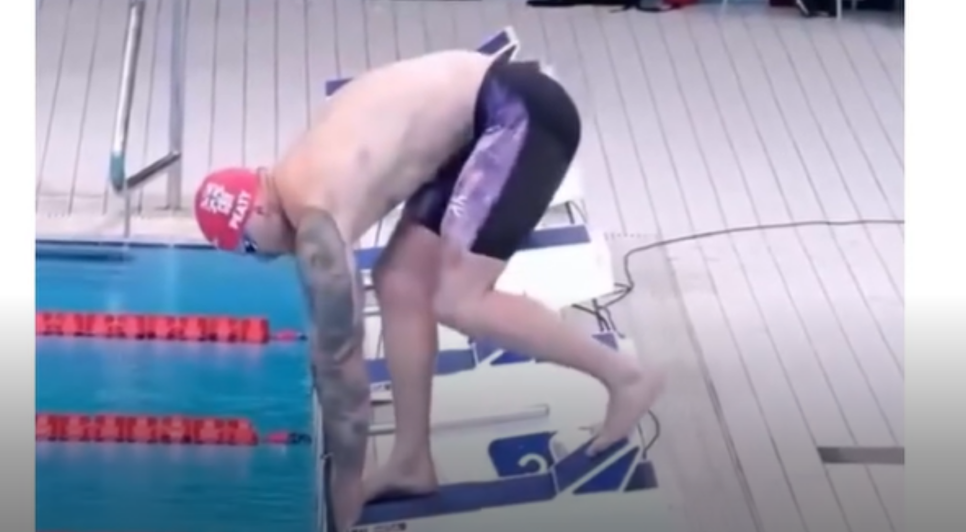 Adam Peaty impressionou ao percorrer quase metade da piscina só com o mergulho antes da primeira braçada