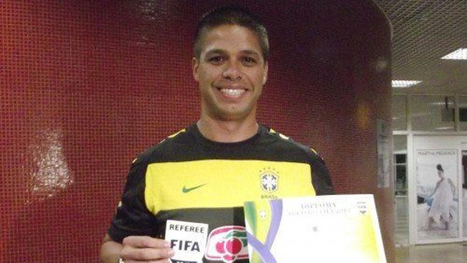 Alagoano Francisco Carlos Nascimento recebe escudo Fifa