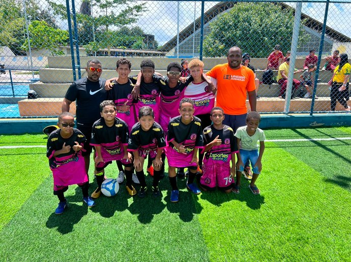 Projeto 'Meninos Bom de Bola' transforma a vida de crianças por meio do esporte e da educação no bairro do Prado