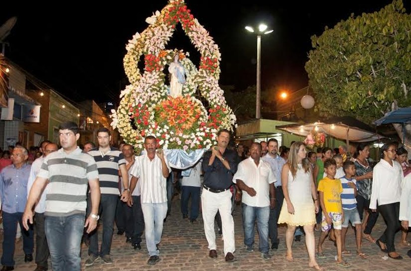 Procissão marca encerramento das festividades da padroeira de Limoeiro de Anadia