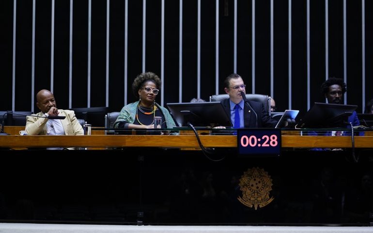 Deputados criticam omissão do governo espanhol em ataques a Vini Jr.