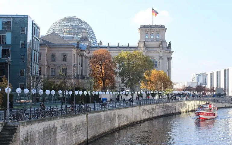 Ato contra negociação entre centro e ultradireita reúne 160 mil em Berlim