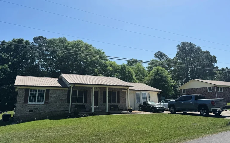 Filho de viúva francesa de 85 anos, que voltou para casa após 16 dias sob custódia da imigração americana, diz que ela precisa descansar