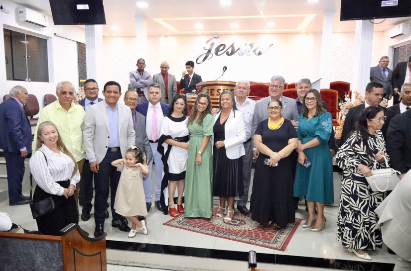 Tia Júlia, Júlio Cezar e secretários prestigiam culto em ação de graças aos 136 anos de Emancipação Política de Palmeira