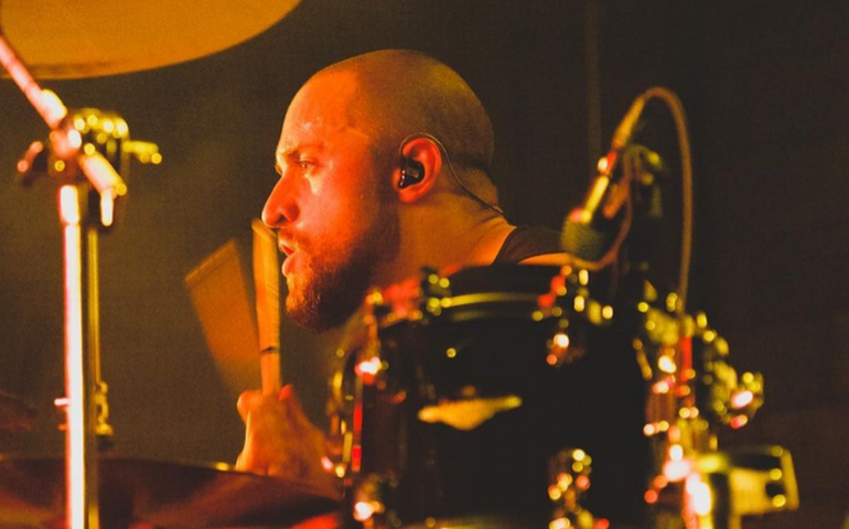 Baterista do Sepultura quebra a perna em show nos EUA