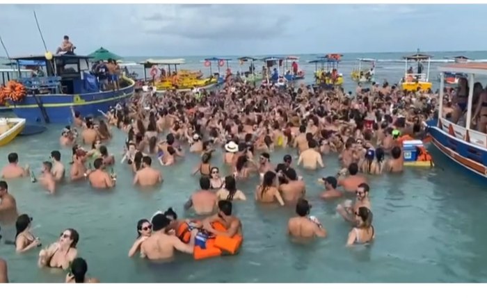 Festa realizada por grupo de turistas sobre as piscinas naturais em área de proteção ambiental
