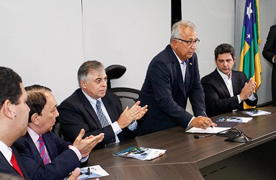 No dia 13 de janeiro, foi assinado acordo para a criação de uma refinaria que não sairia do papel.