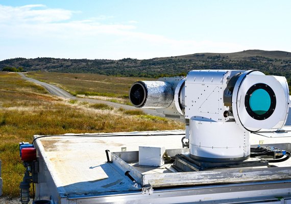 Empresa russa testa arma laser que fura chapa de aço e várias amostras de drones estrangeiros