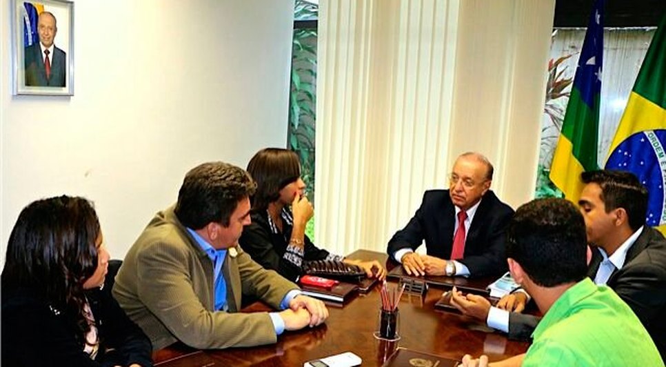  Universitários dialogaram com o senador Valadares em seu gabinete (Foto: Assessoria)