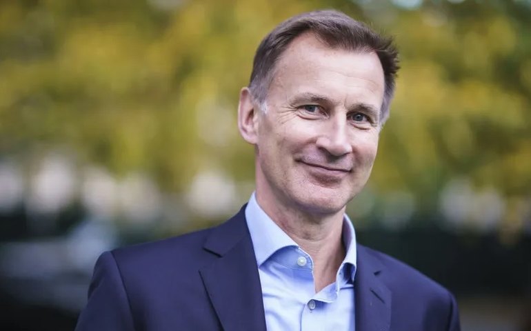 Ministro britânico mostra força ao reverter pacote de corte de impostos de Truss