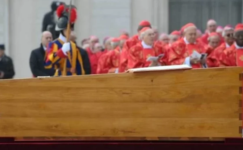 Funeral de Bento XVI, com 50 mil fiéis, teve pedido de santificação