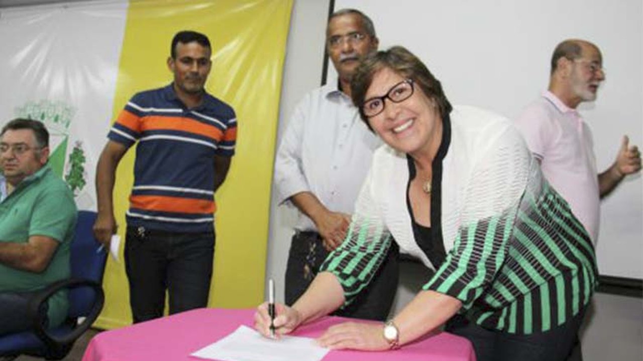 Arapiraca: Célia Rocha assina projeto garantindo direitos a agentes de saúde