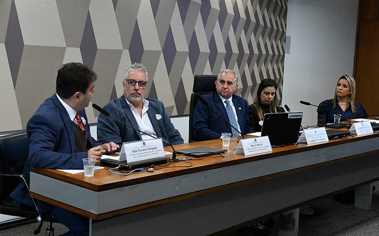 Debatedores apoiam regulação de piscinas para impedir afogamento infantil