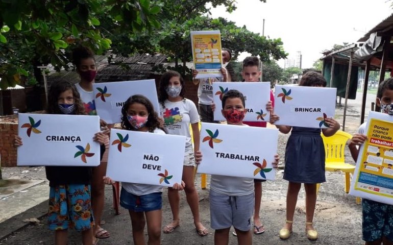 Ação com crianças na favela Mundaú orienta sobre os riscos do trabalho infantil