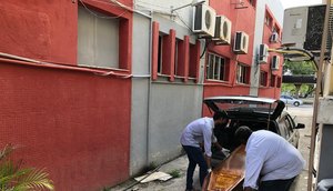 Corpo da jovem que morreu com golpes de faca / Foto: Leonardo Barreto/TV Atalaia