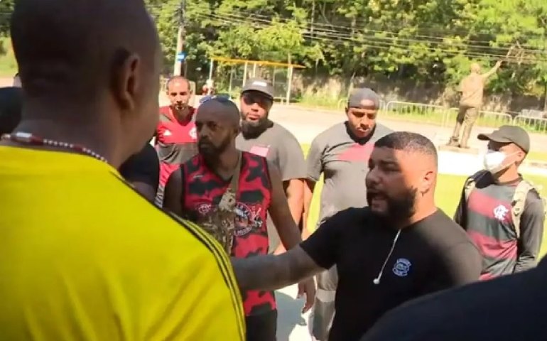 Torcedores arremessam pipoca no CT do Flamengo e gritam contra VP e Braz