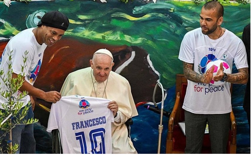 Ronaldinho Gaúcho e Daniel Alves se encontram com o papa Francisco na Itália