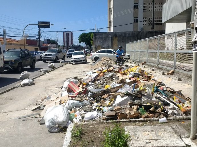 Obra é embargada pela Slum e Sedet por falta de licença e descarte irregular