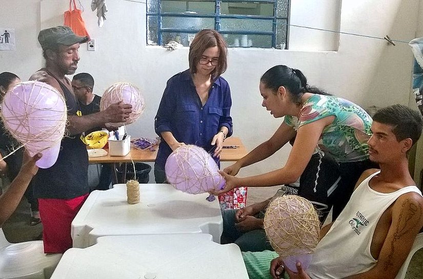 Centro POP 2 realiza oficina de luminárias com população de rua