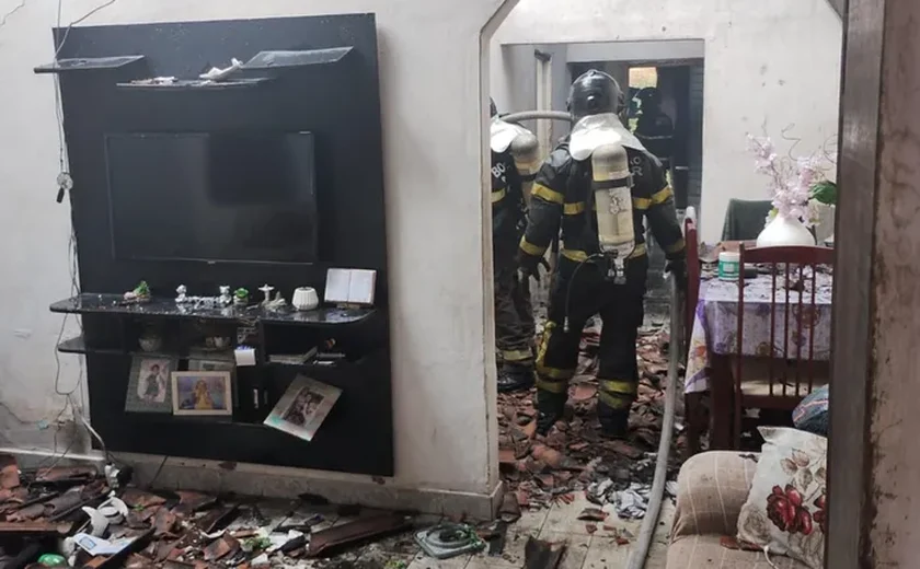 Mulher idosa é resgatada de incêndio em residência no bairro de Santo Amaro, em Maceió