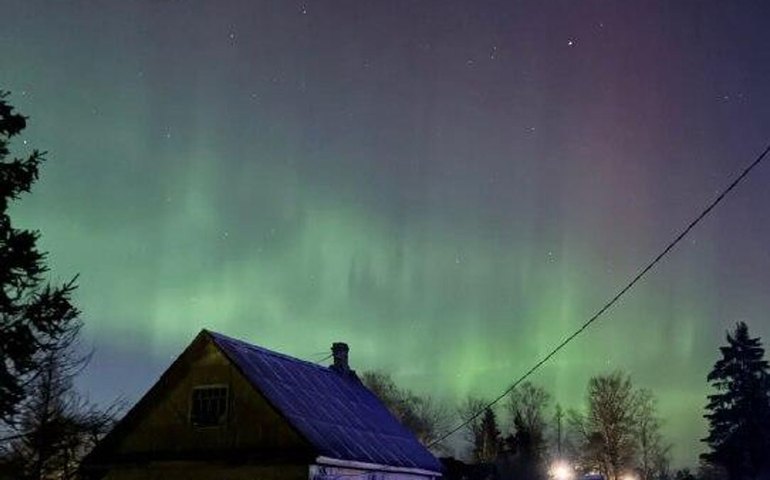 Aurora boreal ilumina o céu do Norte russo, transformando a madrugada em espetáculo inesquecível