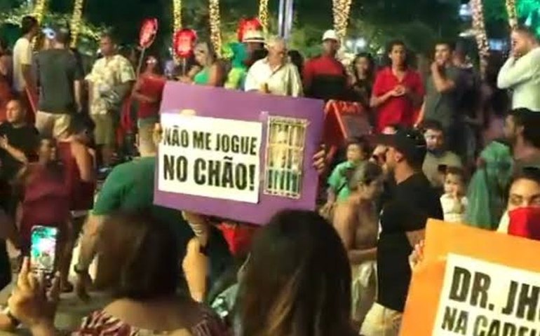 Protesto contra violência doméstica marca a abertura do Natal de Maceió