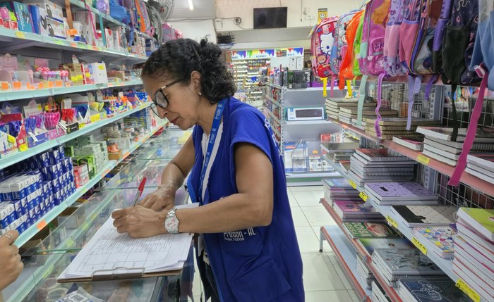 Na hora de comprar o material escolar, consumidor deve pesquisar preços e conferir se a lista exigida pela escola está de acordo com a lei