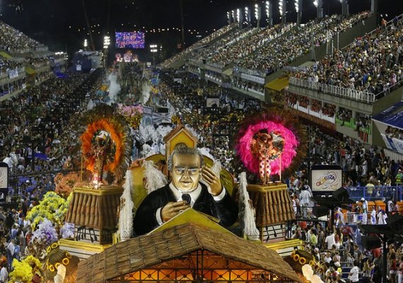 Homenageado pela Vila Isabel, Karabtchevisky deixa Sapucaí emocionado