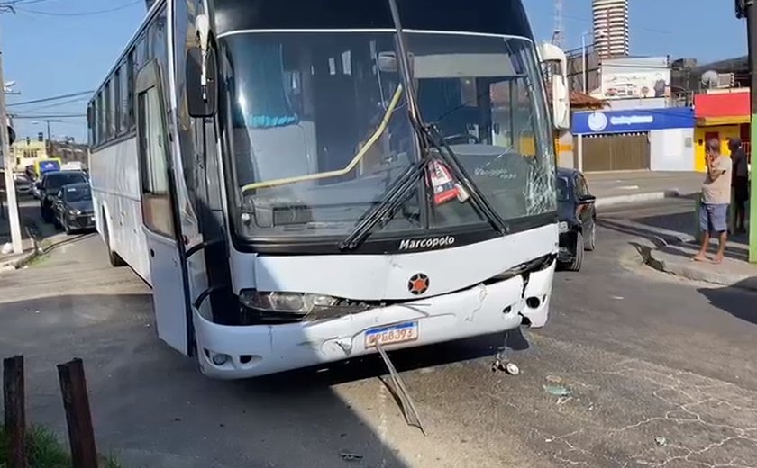 Acidente entre carro e ônibus deixa motorista ferida no bairro do Poço