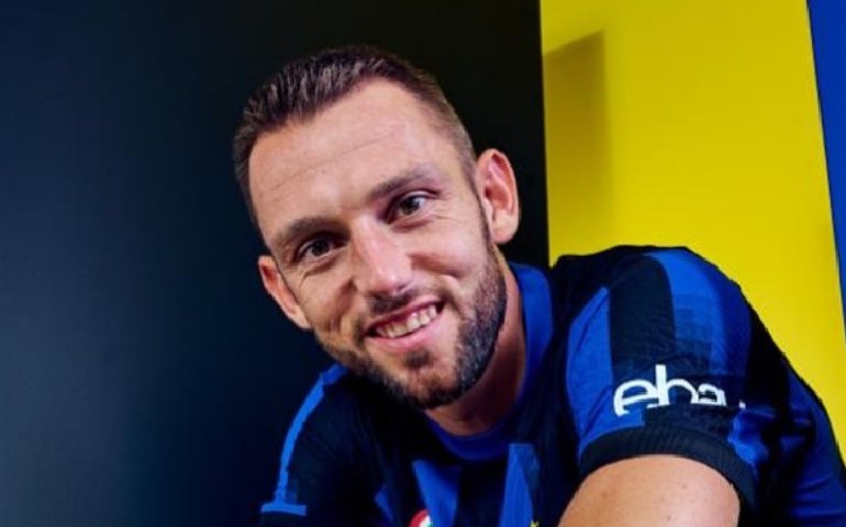 Zagueiro da Inter de Milão explica motivo para voltar às redes após um ano: 'achei a senha'