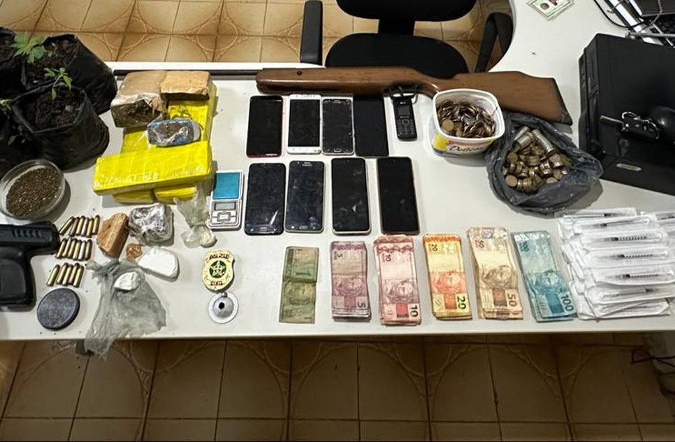 Dois suspeitos foram presos com mudas de maconha, munições e armas em Sergipe / Foto: Foto: SSP/Divulgação