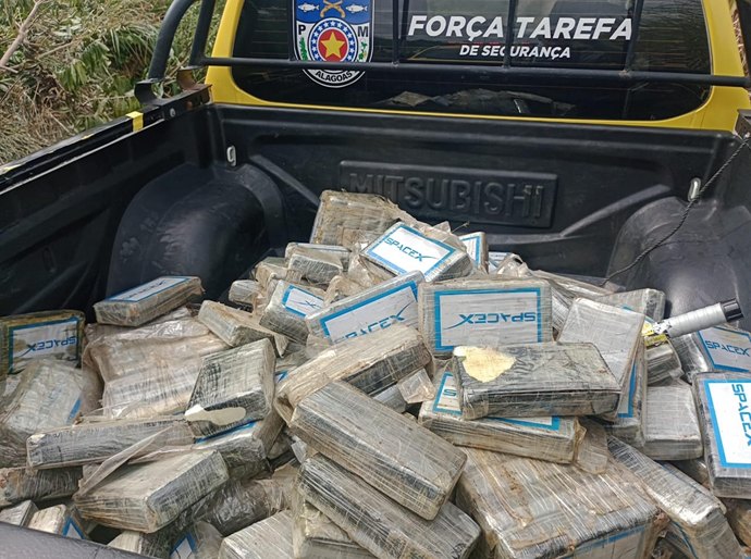 Polícia Militar encaminha à delegacia quase 200 quilos de cocaína apreendida em queda de aeronave em Coruripe